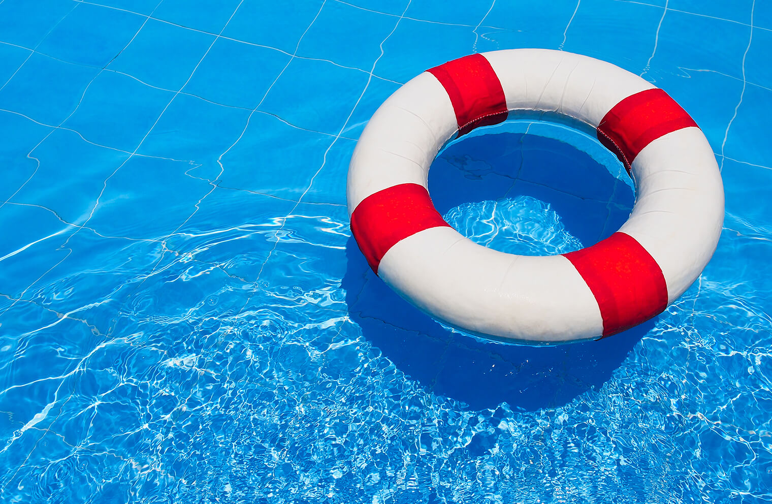 Picture of a lifebuoy in a pool.